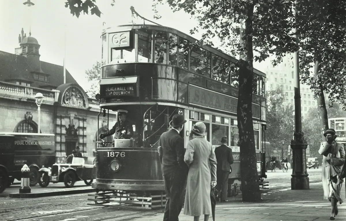 1930s-tram-on-embankment