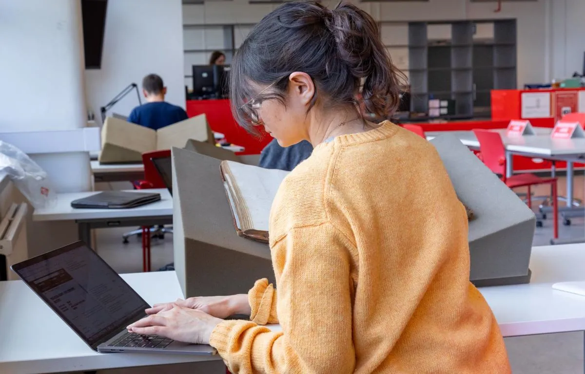 book-stand-and-laptop-asa