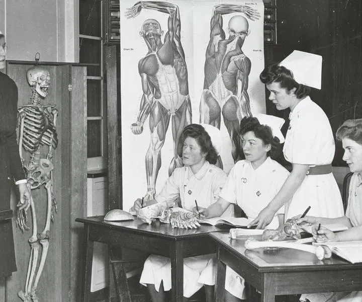 nurses-training-with-skeleton