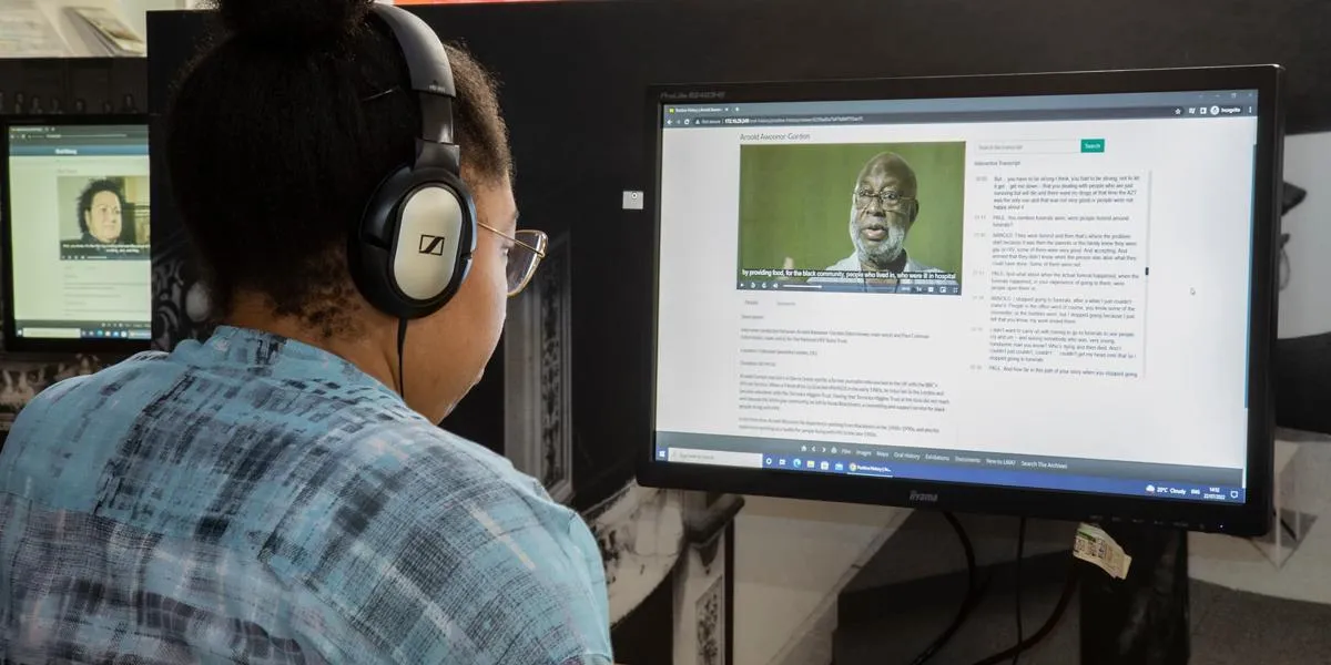 researcher-on-a-mediatheque-workstation