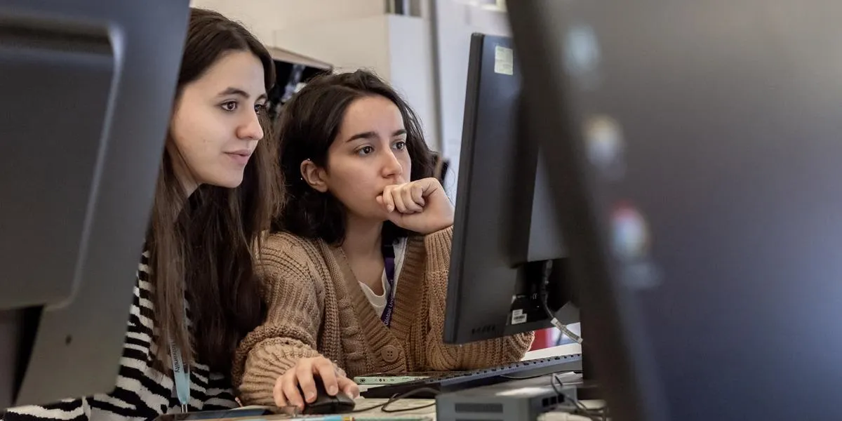 visitors-using-computer-for-research