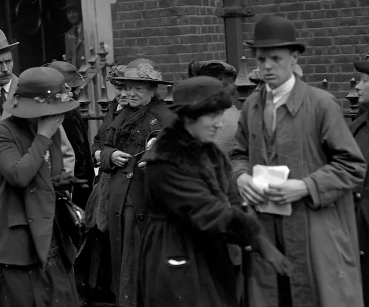 witnesses-leaving-a-courtroom